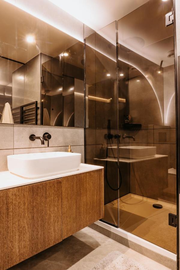 Minimalist Design Penthouse - Kosice Old Town Apartment Exterior foto